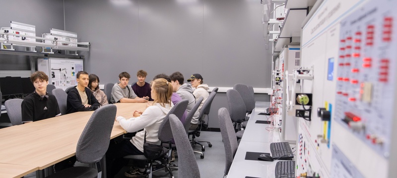 Более 400 учеников инженерных и ИТ-классов приняли участие в предпрофессиональных каникулах